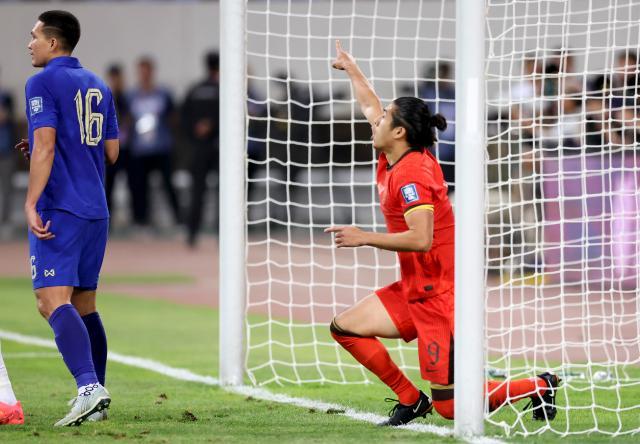 国安官方：张玉宁左肩胛骨骨折 预计四至六周康复