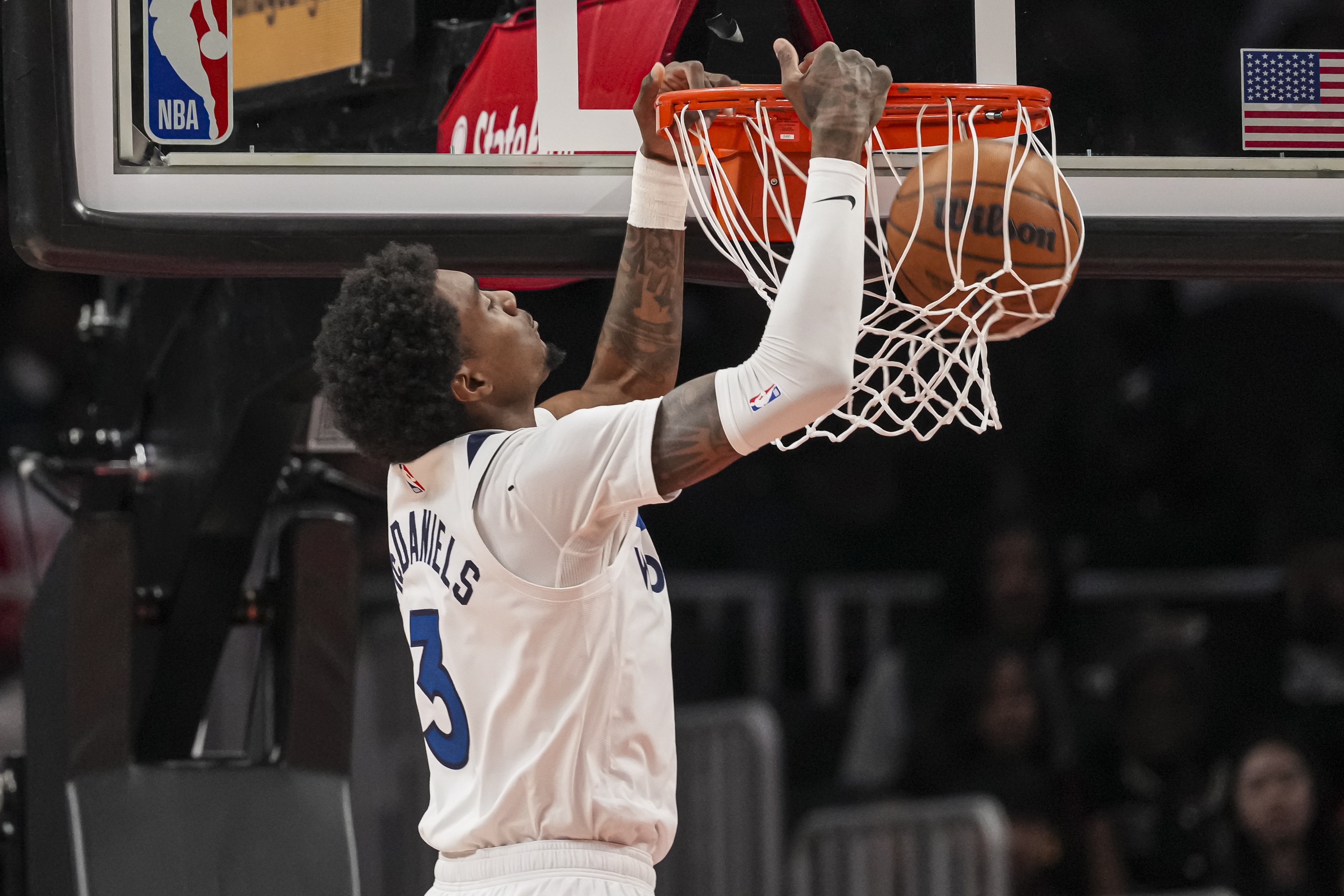 百发百中！麦克丹尼尔斯打满首节5中5贡献14分3助攻 三分4投全中